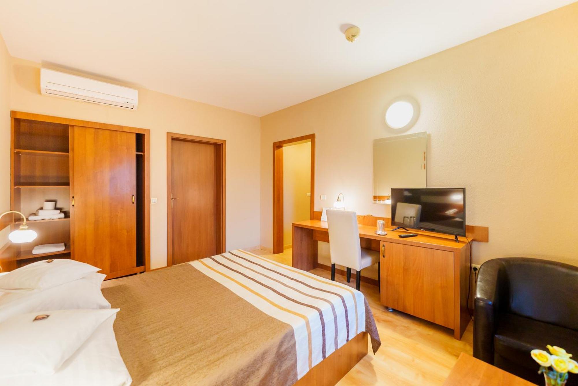 Hotel Crisana 3*